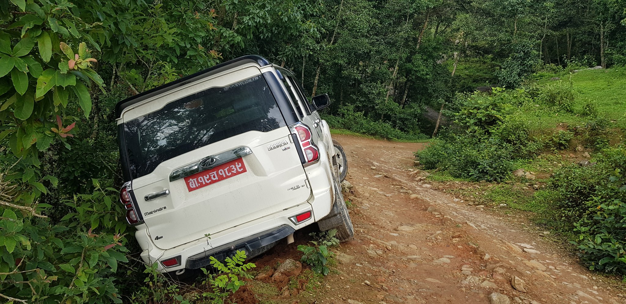 कांग्रेस उपसभापति गुरुङ चढेको गाडी ठूलो दुर्घटनाबाट जोगियो