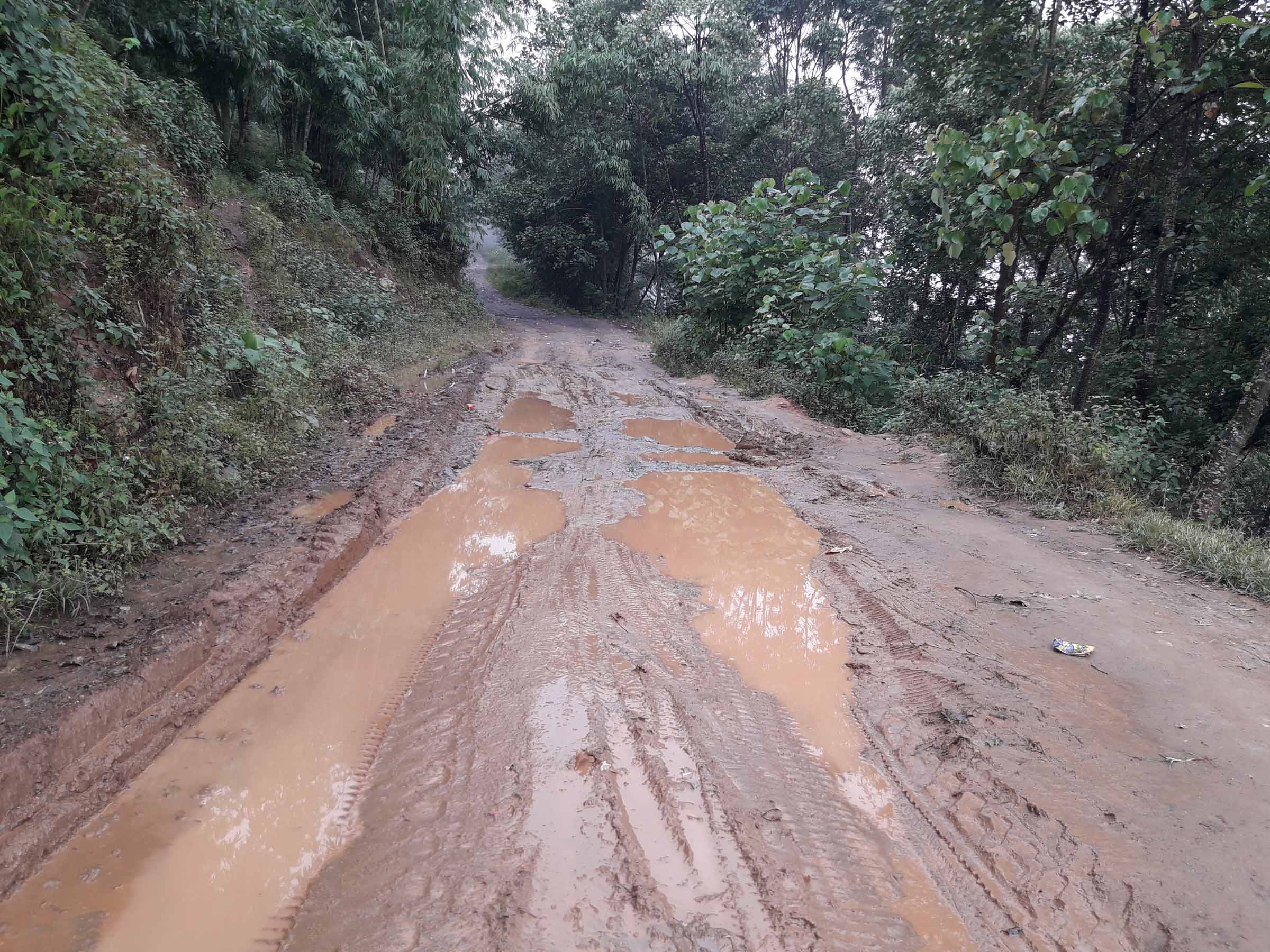 वर्षायाम सुरु भएसँगै कच्ची सडक ठप्प 