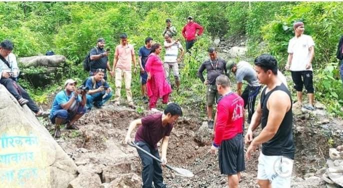 नगर प्रमुख साम्पाङको श्रमदान अभियान