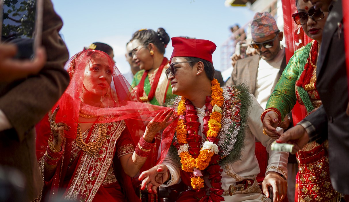 अभिनेता सलोन बस्नेतले प्रेमिका करिश्मा केसीसँग कसे लगनगाँठो