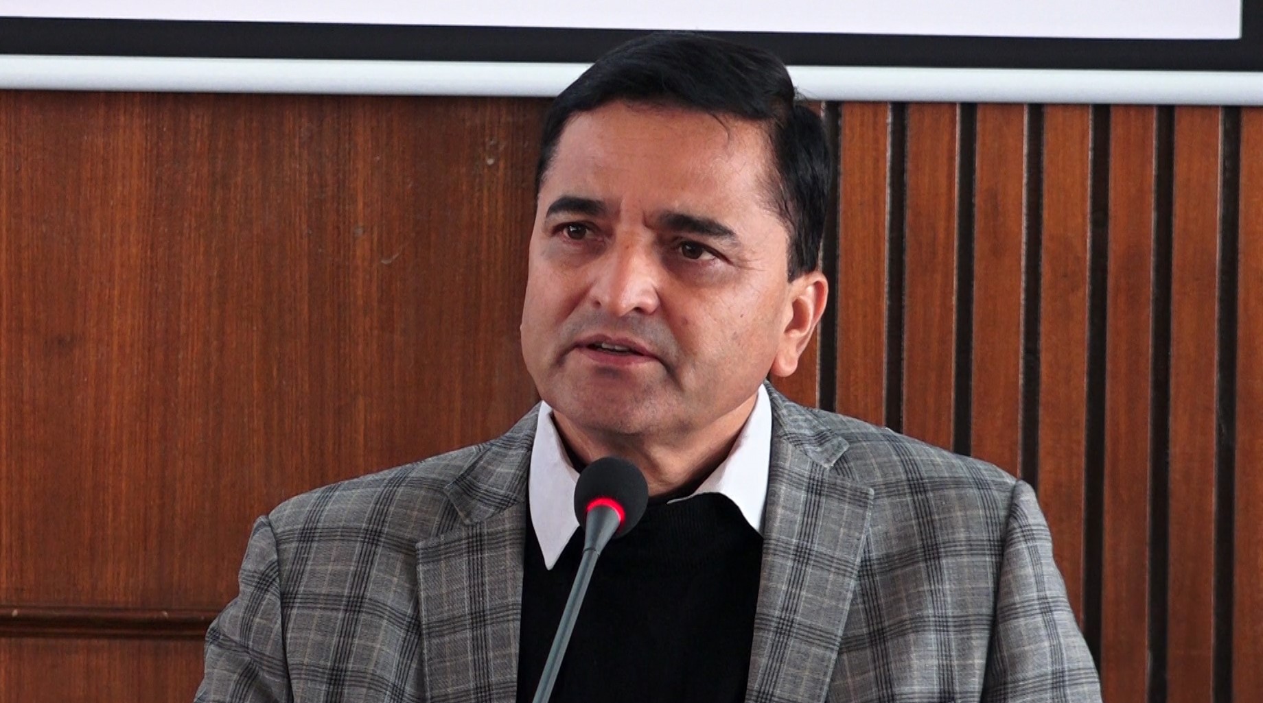 देशको प्रधानमन्त्रिको अभिब्यक्ति र व्यबहारप्रति कठोर प्रश्न छन् : योगेश भट्टराई