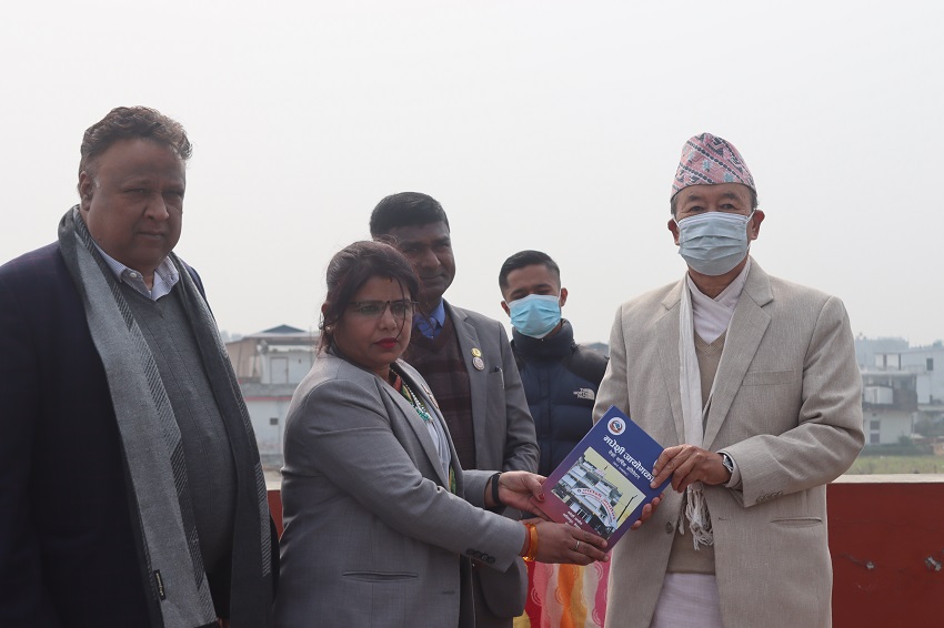 मधेसी आयोगद्वारा प्रदेश प्रमुखलाई प्रतिवेदन पेश