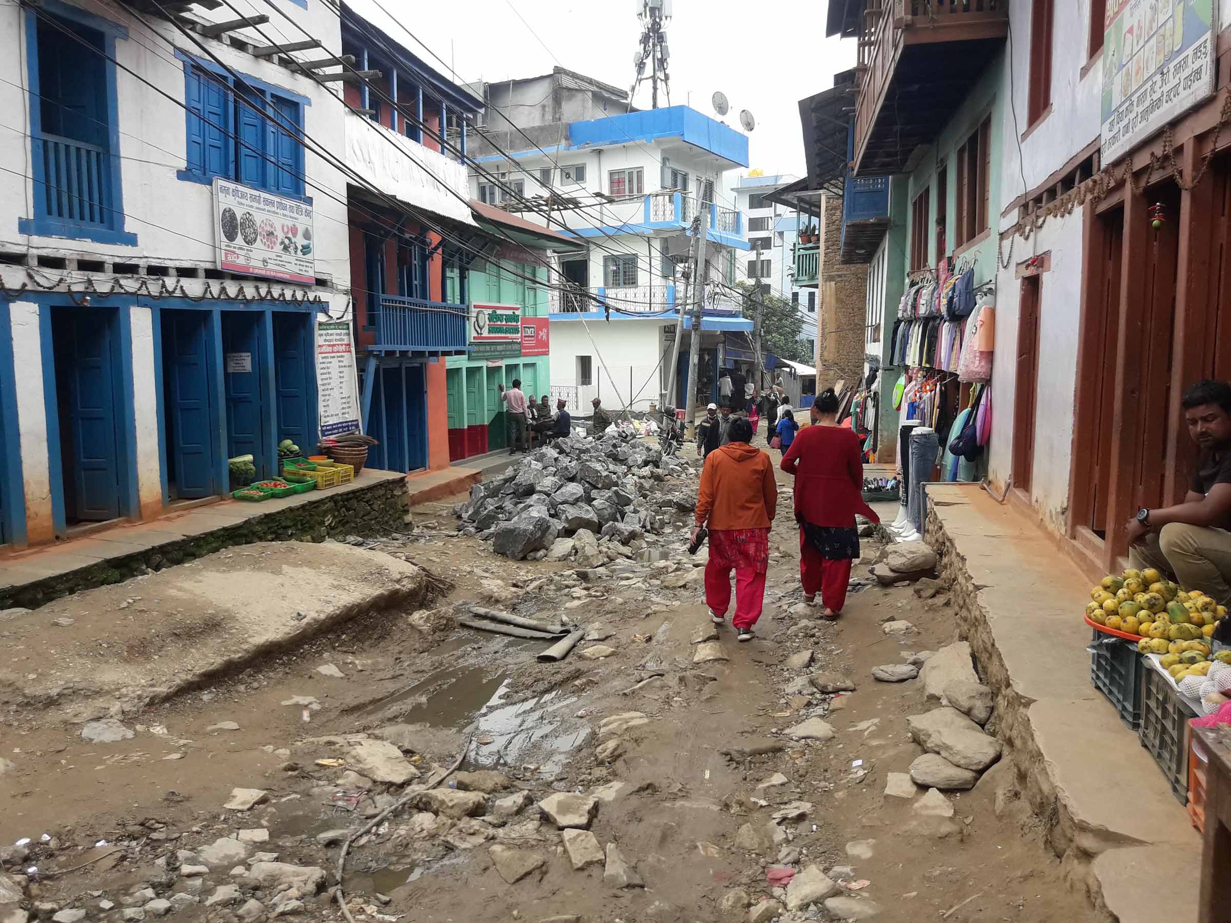 ठेकेदारले टेरेनन् नगरको निर्देशन, सुचारु भएन सडक ढलान 
