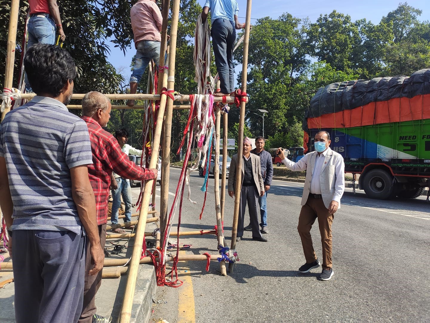 एमाले महाधिवेशनका लागि चितवनका ठाउँठाउँमा स्वागतद्वार निर्माण सुरु