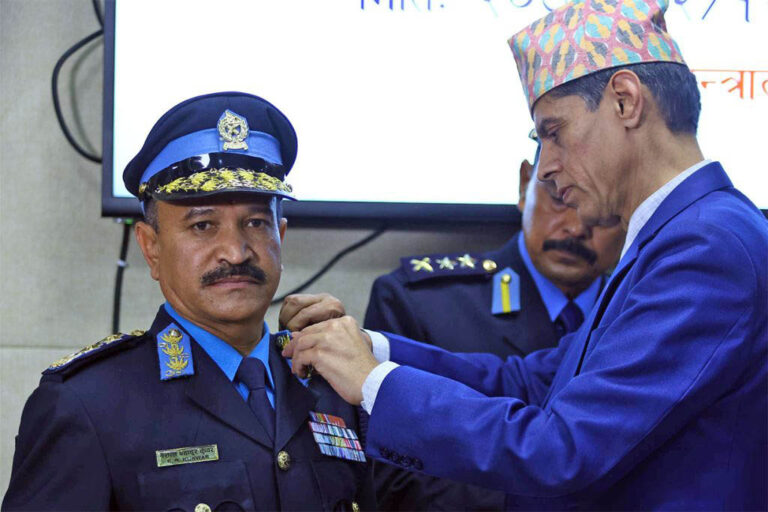 नवनियुक्त आईजीपी कुँवरलाई दर्ज्यानी चिह्न प्रदान