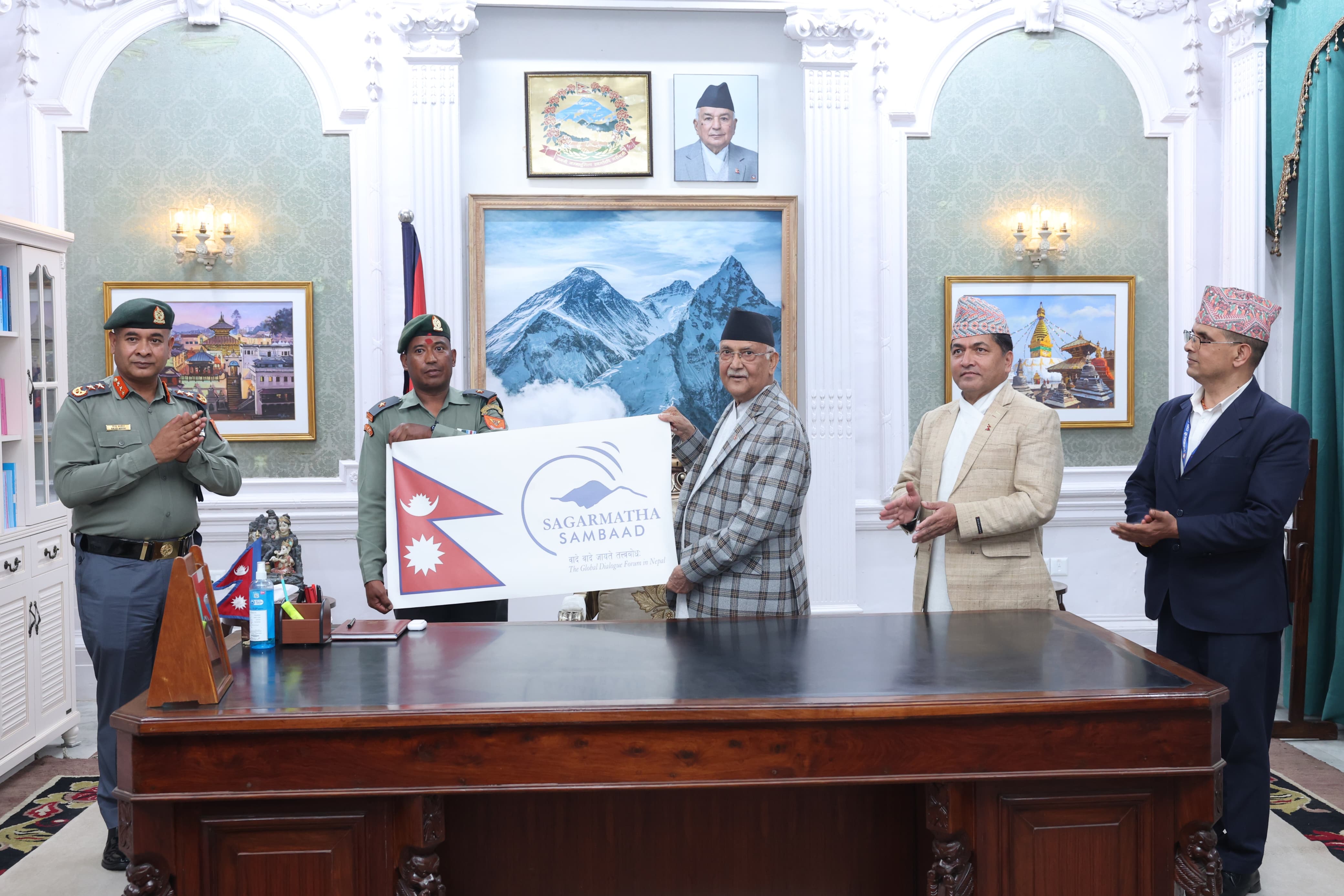 सगरमाथा चढ्ने सशस्त्रका असइ छत्याललाई सगरमाथा संवादको झण्डा