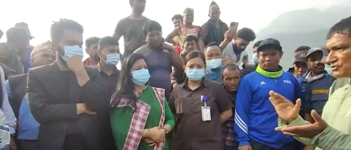 फोहोर व्यवस्थापन गर्न विहानै पुगे काठमाडौँमा मेयर र उपमेयर सिसडोल