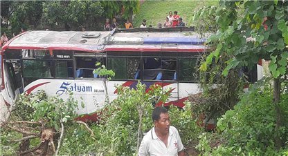 हेटौंडामा बस दुर्घटना : ३७ जना घाइते