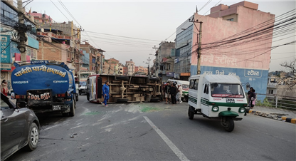 ललितपुरमा बिच सडकमा पल्टियो बस, १८ जना घाइते